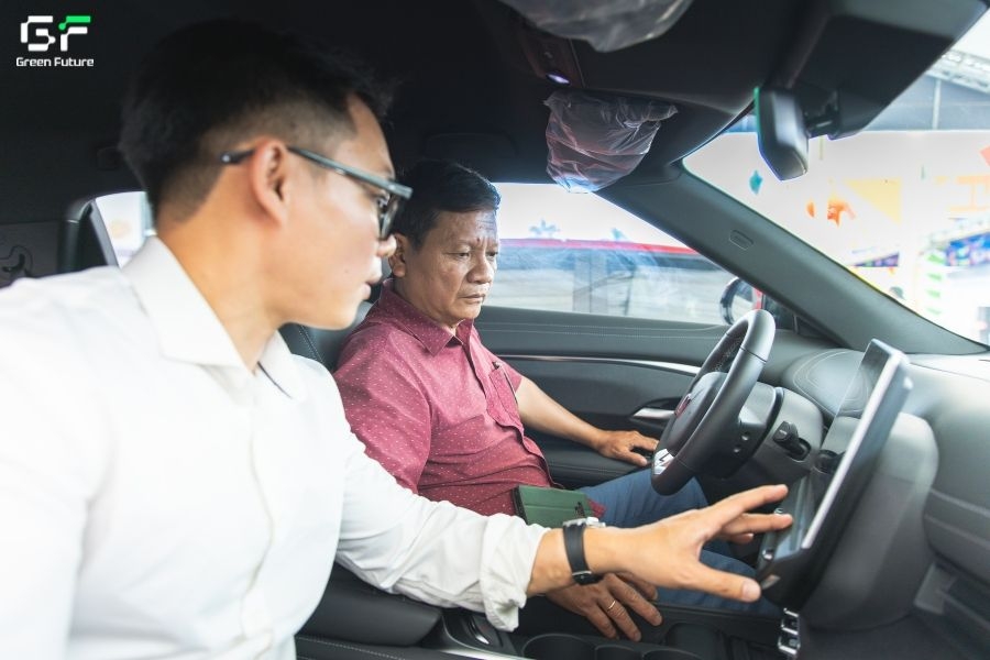 Đội ngũ nhân sự tại Green Future luôn sẵn sàng hỗ trợ khách hàng