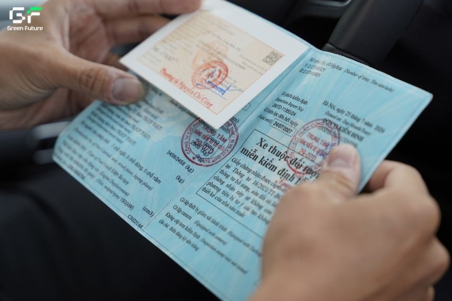 Kiểm tra kỹ giấy tờ xe khi thuê xe tự lái