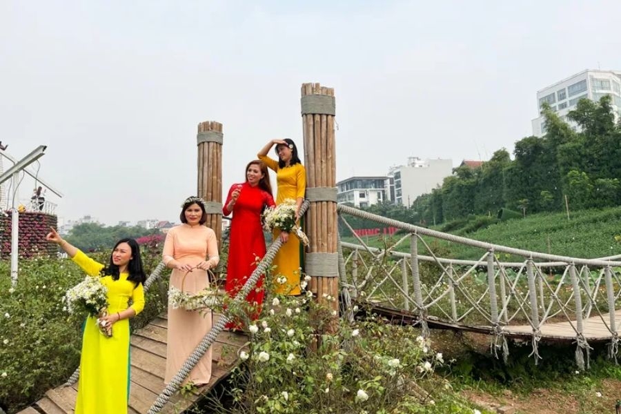 Check-in cầu gỗ tình yêu ở thung lũng hoa Hồ Tây