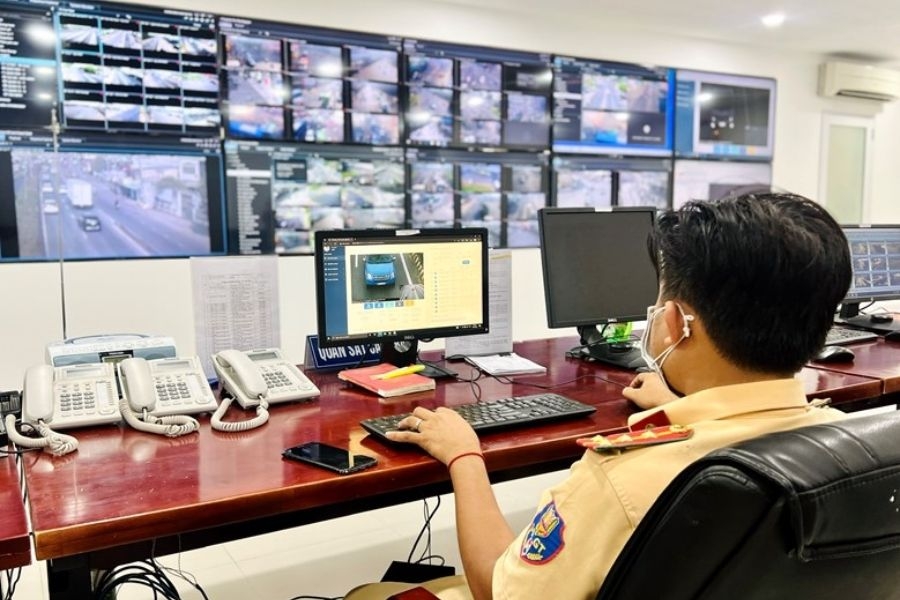 Liên hệ trực tiếp tới công an hoặc CSGT để tìm tên chủ xe qua biển số ô tô