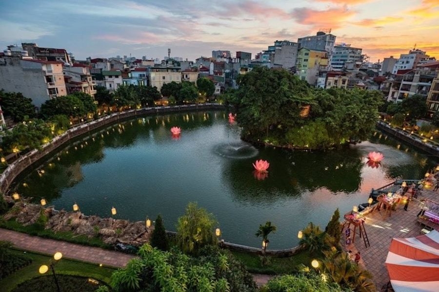 Hồ Văn - hòn ngọc đẹp đẽ tại Văn Miếu Quốc Tử Giám