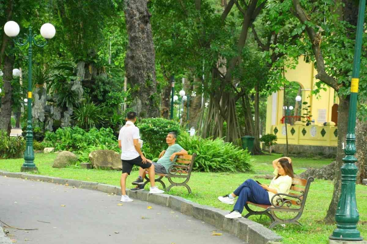 Bên trong công viên được bố trí nhiều ghế nghỉ dọc các lối đi thuận tiện