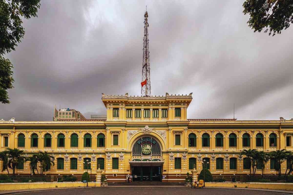 Bưu điện Thành phố là địa điểm tham quan không thể bỏ qua khi đến Sài Gòn