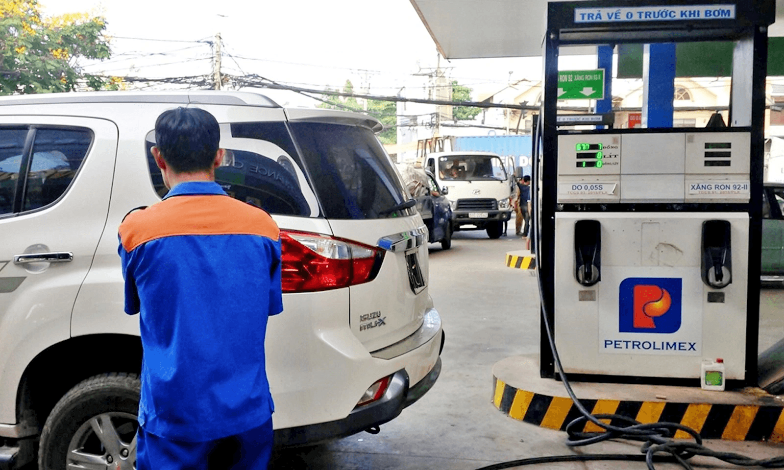 Chỉ nên đổ 1 lượng đủ dùng khi thuê xe tự lái để tránh lãng phí