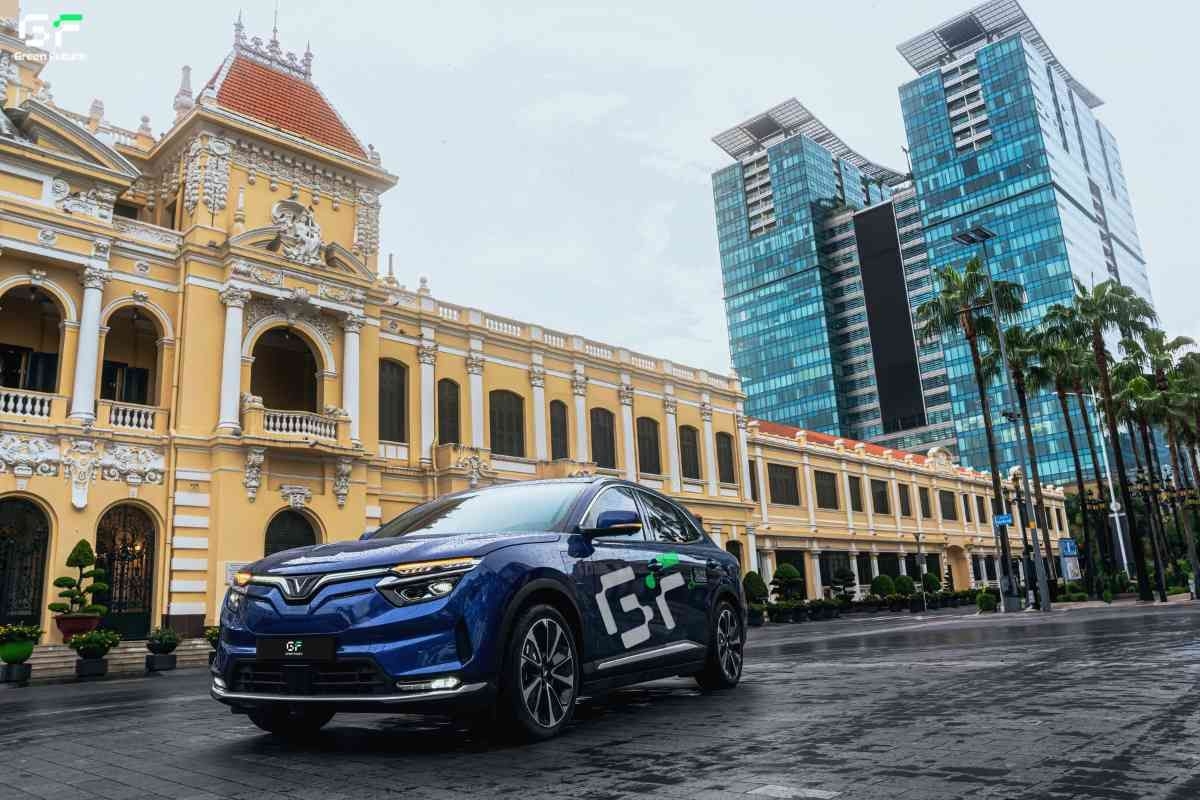 Di chuyển đến công viên Tao Đàn thuận tiện hơn nhờ dịch vụ thuê xe Green Future