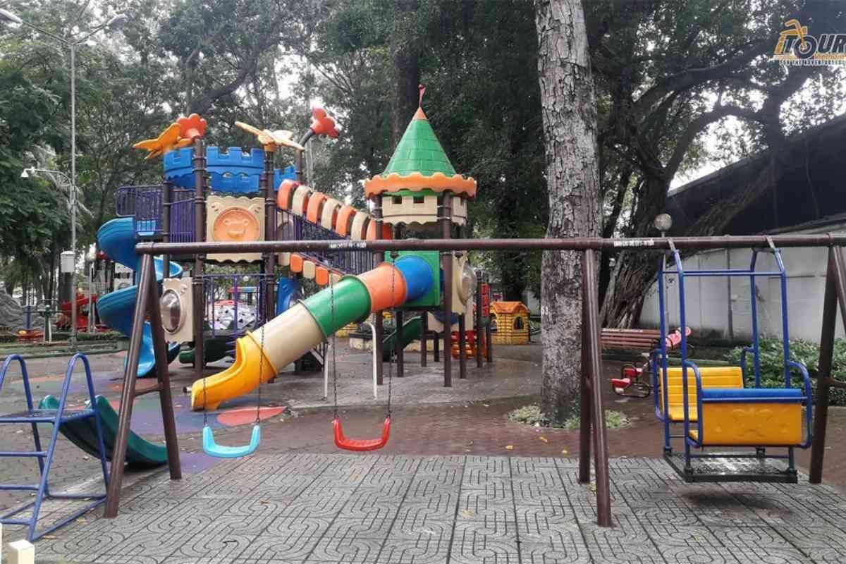 Khu vui chơi dành cho trẻ em tại công viên Tao Đàn cung cấp nhiều trò chơi đa dạng