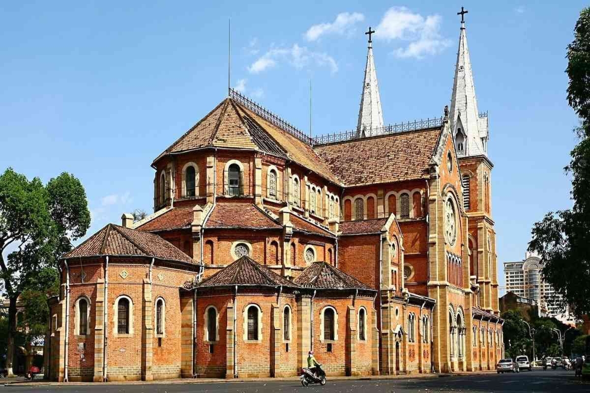 Nhà thờ Đức Bà mang đậm kiến trúc Pháp nổi bật với ngói đỏ và hai tháp chuông lớn